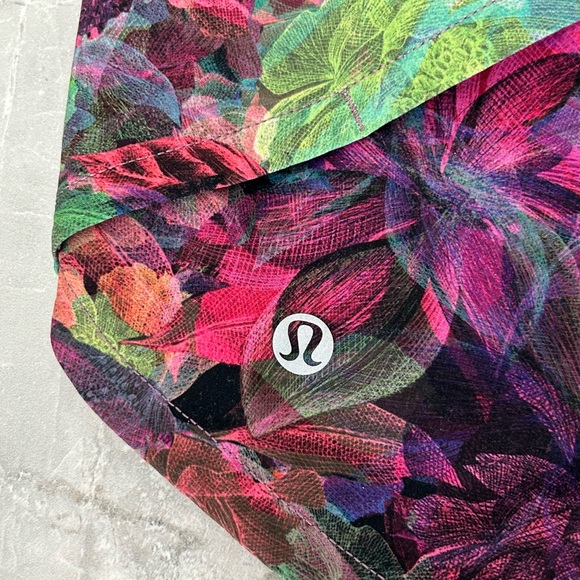 Lululemon Speed Up Low-Rise Lined Short 2.5" Vivid Floral Tone Multi
Size 10 - Picture 6 of 12